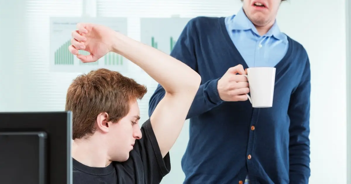 Cómo las bacterias transforman el sudor en mal olor corporal