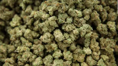 Policía apresa hombre en flagrante delito por posesión de sustancias narcóticas en Barahona