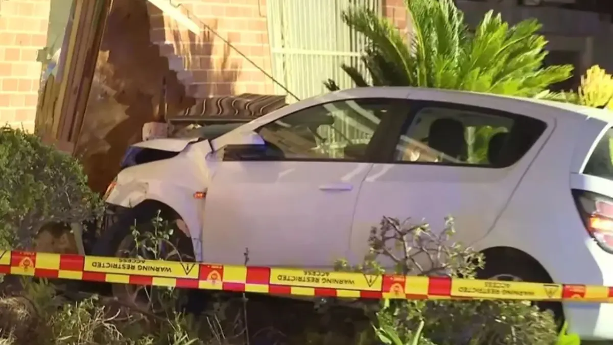 Mujer abandona sala de estar dos segundos antes de que un auto se estrellara contra su casa