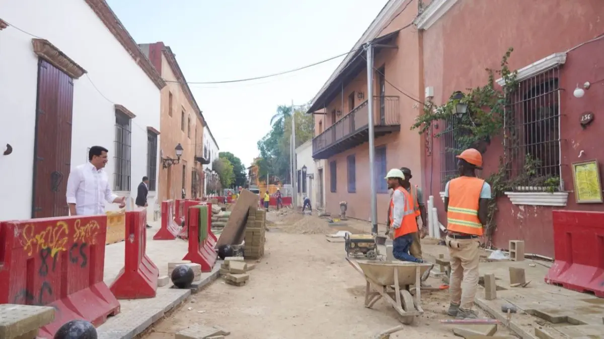 Collado da primer picazo para la reconstrucción de calles en la Ciudad Colonial