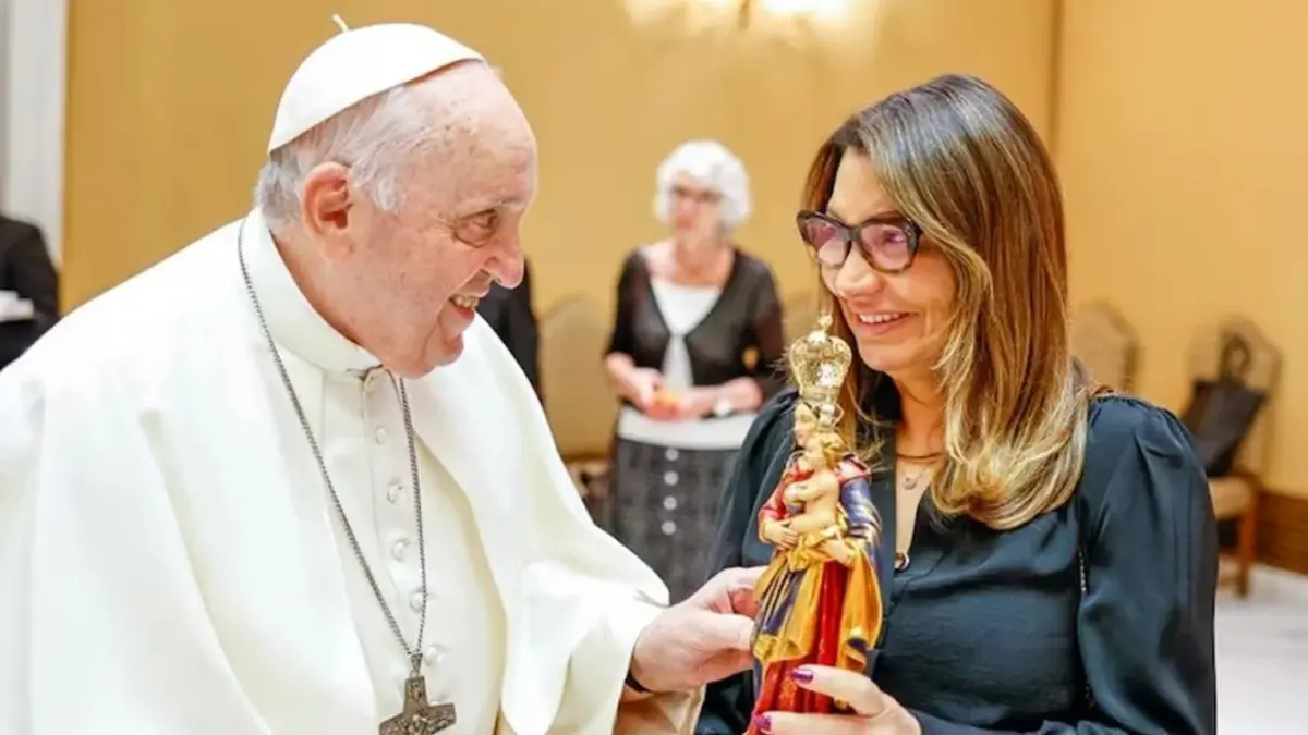 El papa Francisco recibe a la esposa de Lula en el Vaticano