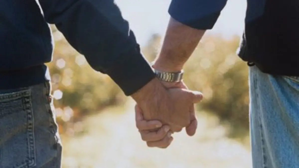 Dramático giro: hombre deja a su novia por el diseñador de su boda