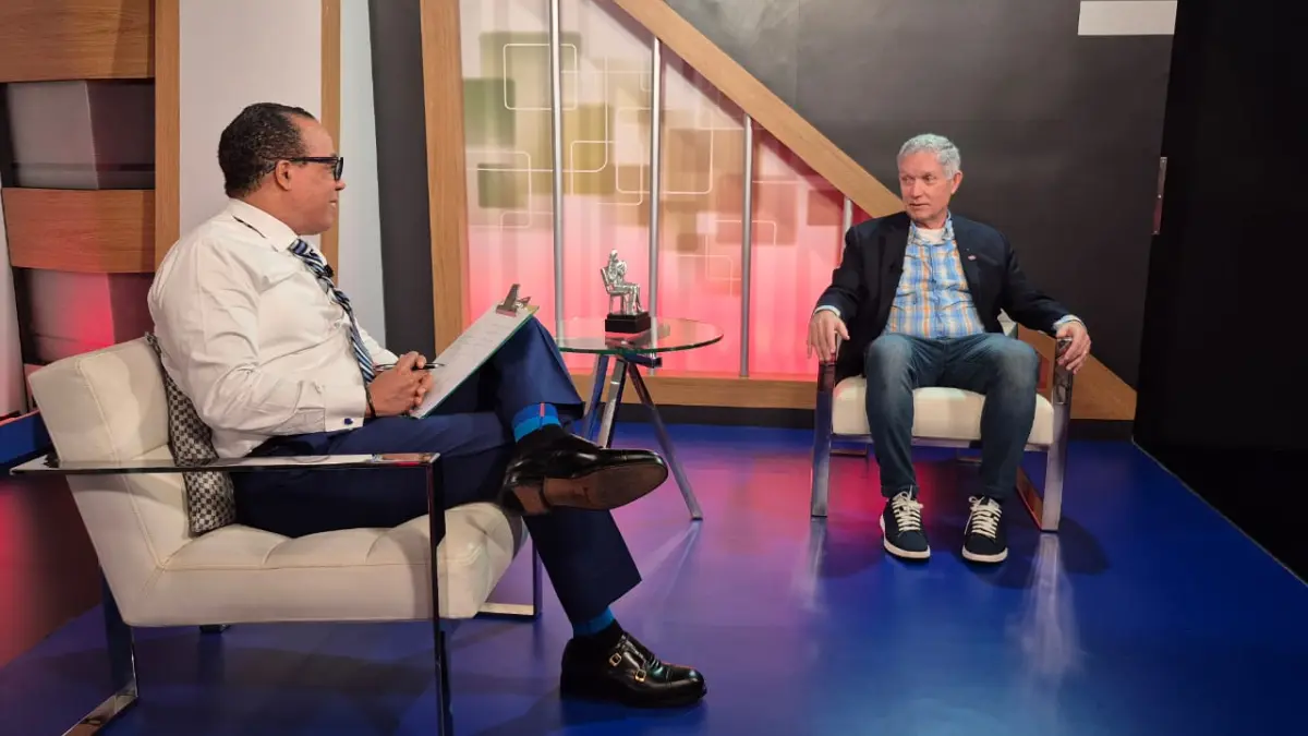 Comisionado de béisbol del Caribe critica el estado del Quisqueya y propone nueva construcción