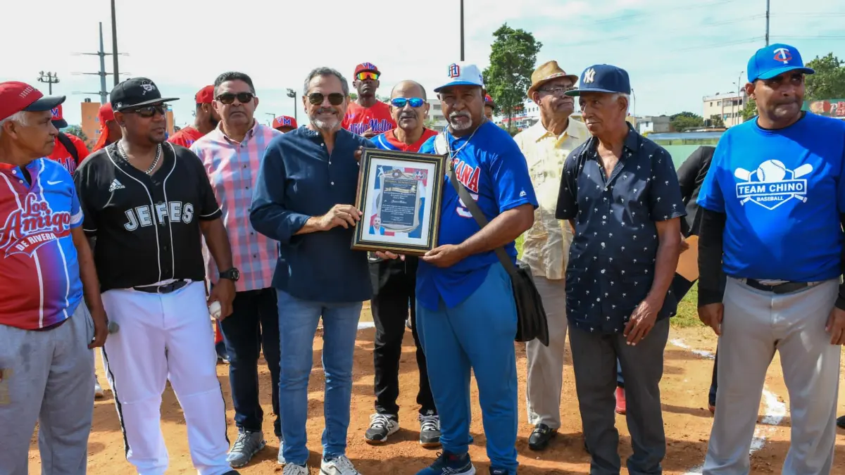 Comité Viejas Glorias reconoce al Comisionado Junior Noboa