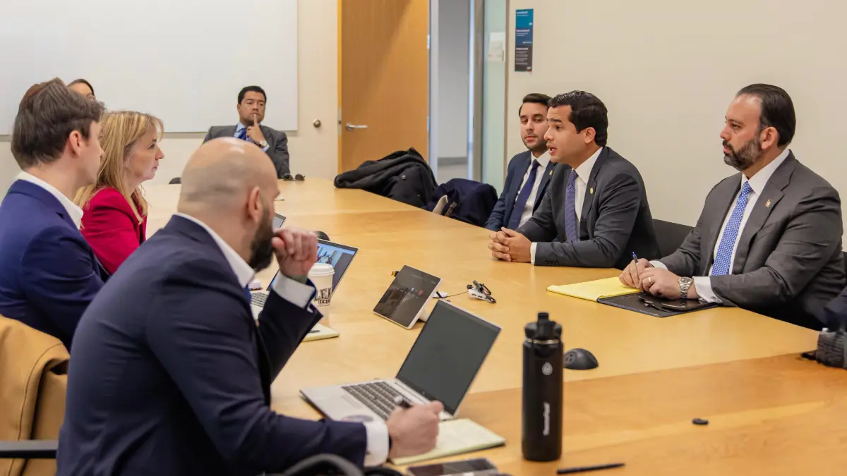 Omar Fernández se reúne con ejecutivos de Amazon para proyectos de inversión tecnológica en RD