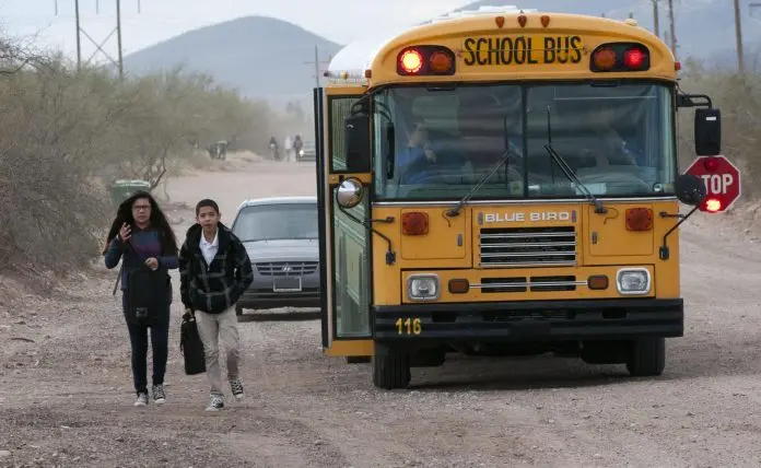 Suspenden a conductor de autobús escolar en EE.UU. por prohibir hablar español a los niños