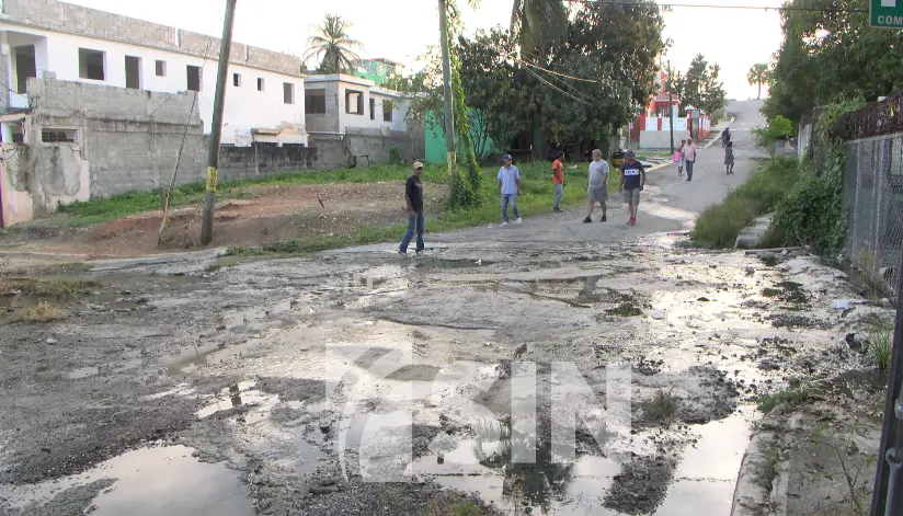 Comunitarios se quejan por aguas residuales de otro residencial en SDN