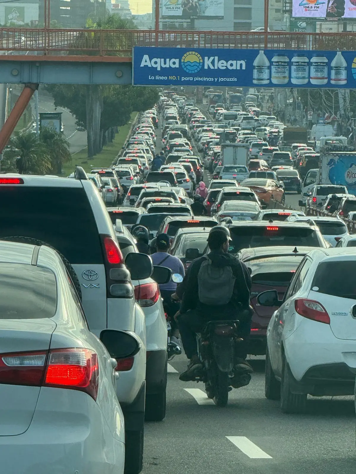 Denuncian caos vial en SDO por semáforos dañados y falta de agentes de tránsito