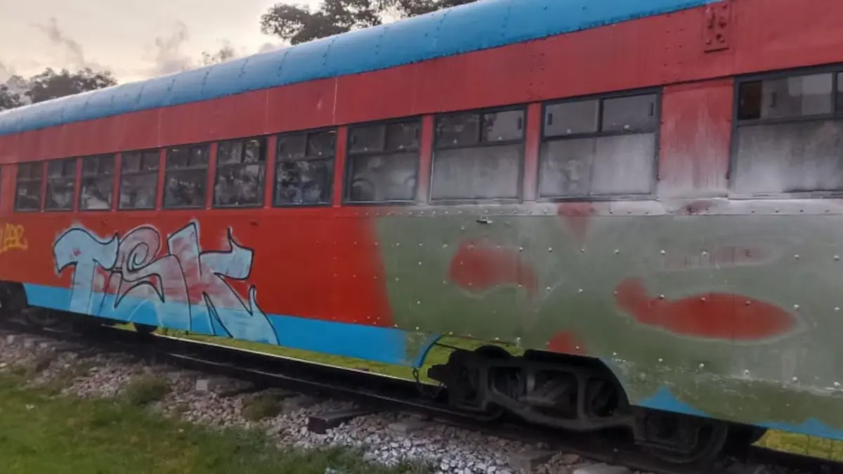 Encapuchados vandalizan tren de la Sabana en Bogotá