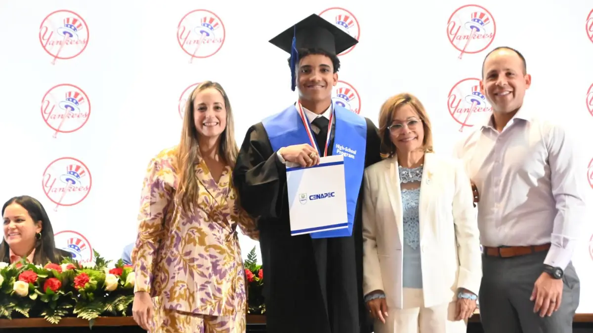 Yankees de Nueva York celebran graduación escolar de prospectos de su academia
