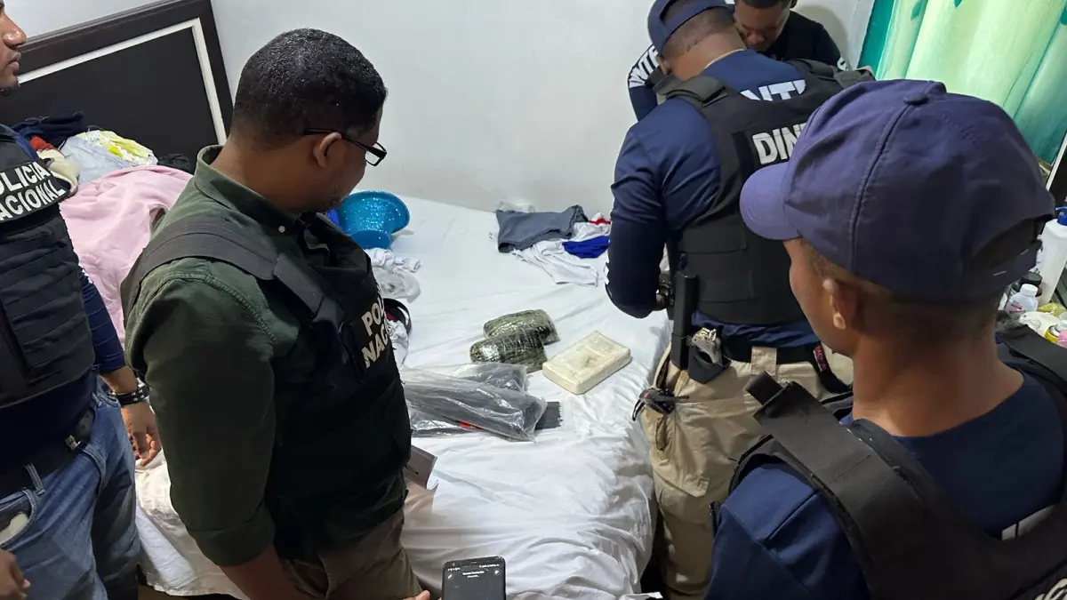 Ocupan arma de fuego y más de tres mil gramos de presunta cocaína en allanamiento en La Romana
