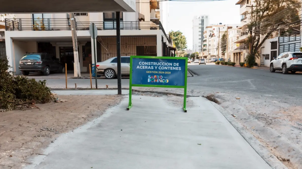 Alcaldía del DN continúa programa de construcción de aceras y contenes en Serrallés y Mata Hambre