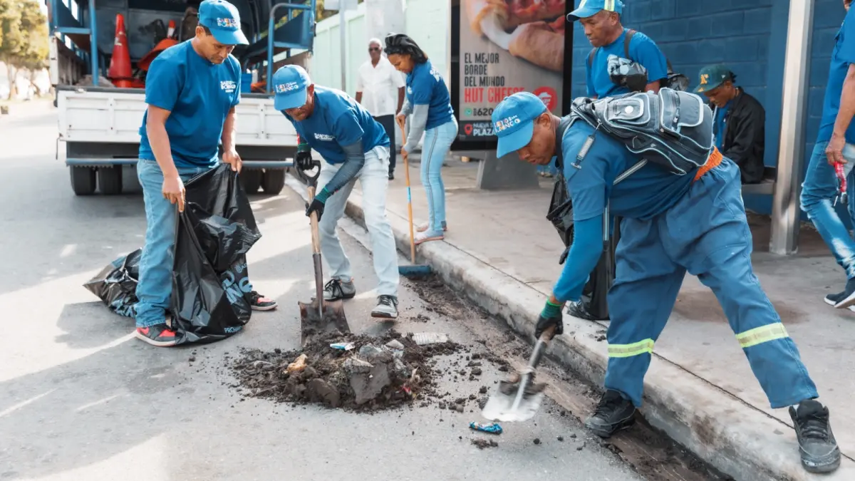 Más de 50 camiones fortalecen jornada de aseo en el Distrito Nacional