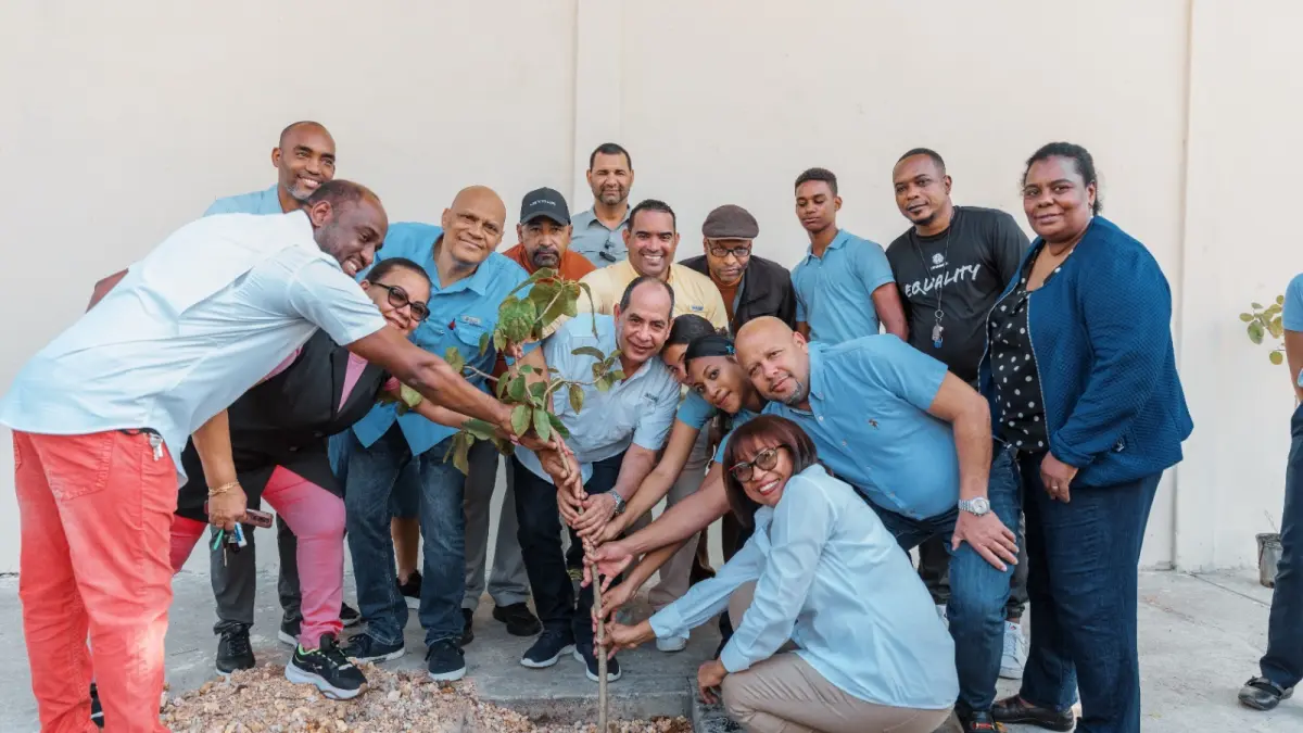 Alcaldía y regidores colaboran con estudiantes en proyecto de reforestación en Ensanche Luperón