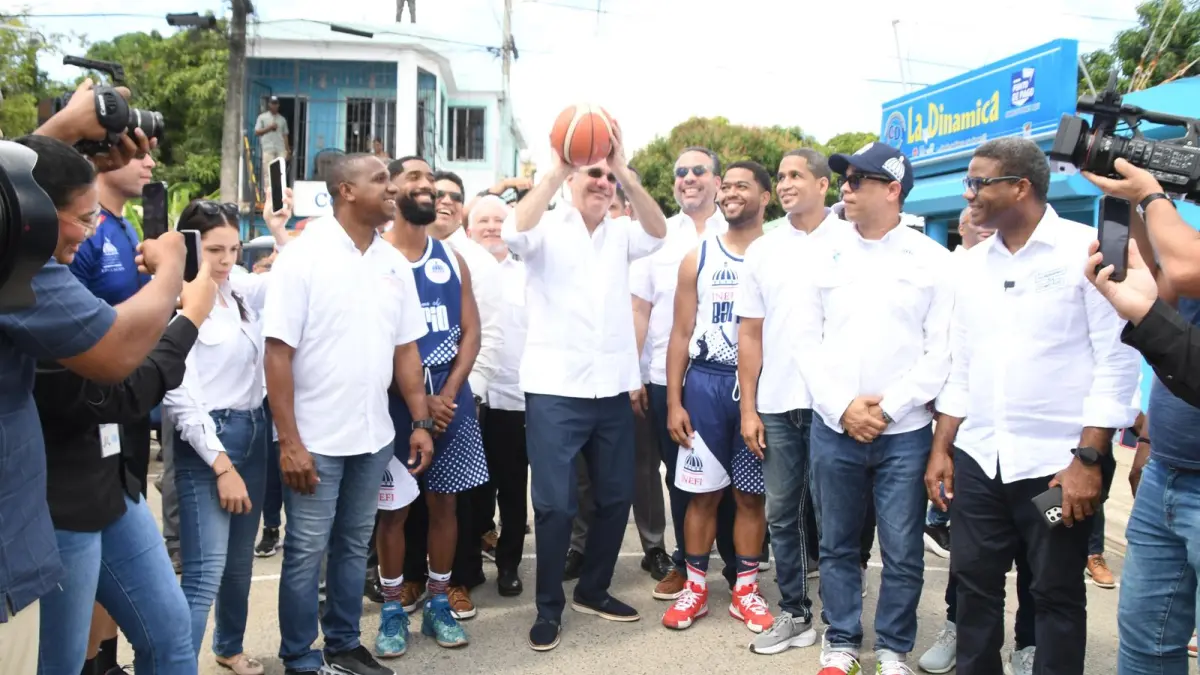 Presidente Abinader acompaña a atletas de “INEFI con el Barrio” durante la jornada de “El Gobierno Contigo”
