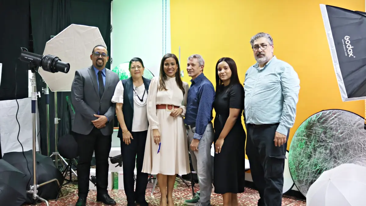 UCSD inaugura moderno estudio fotográfico y laboratorio informático