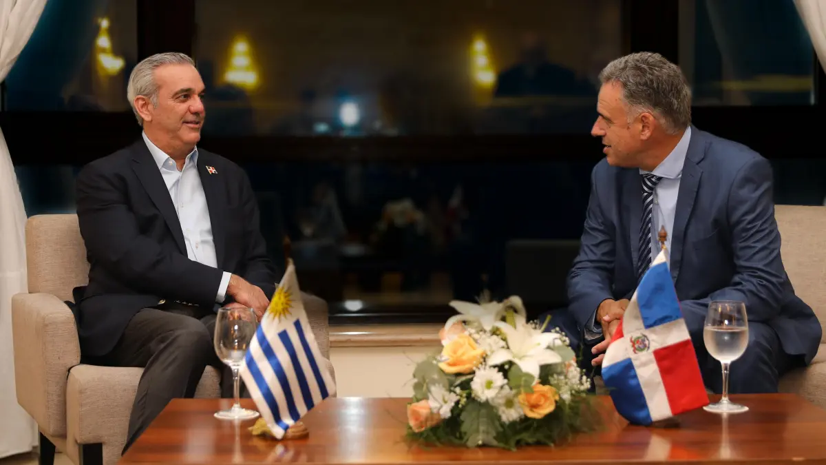 Abinader sostiene reunión bilateral con mandatario uruguayo Yamandú Orsi en Montevideo