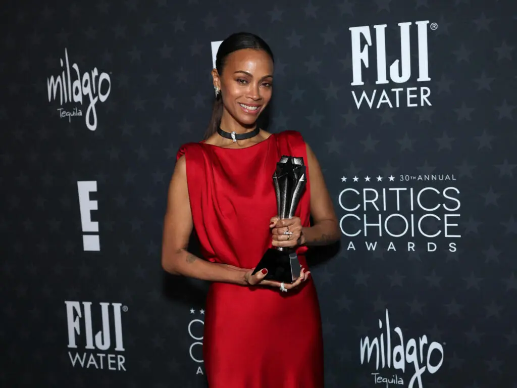 Zoe Saldaña gana premio a mejor actriz de reparto en los Critics Choice Awards