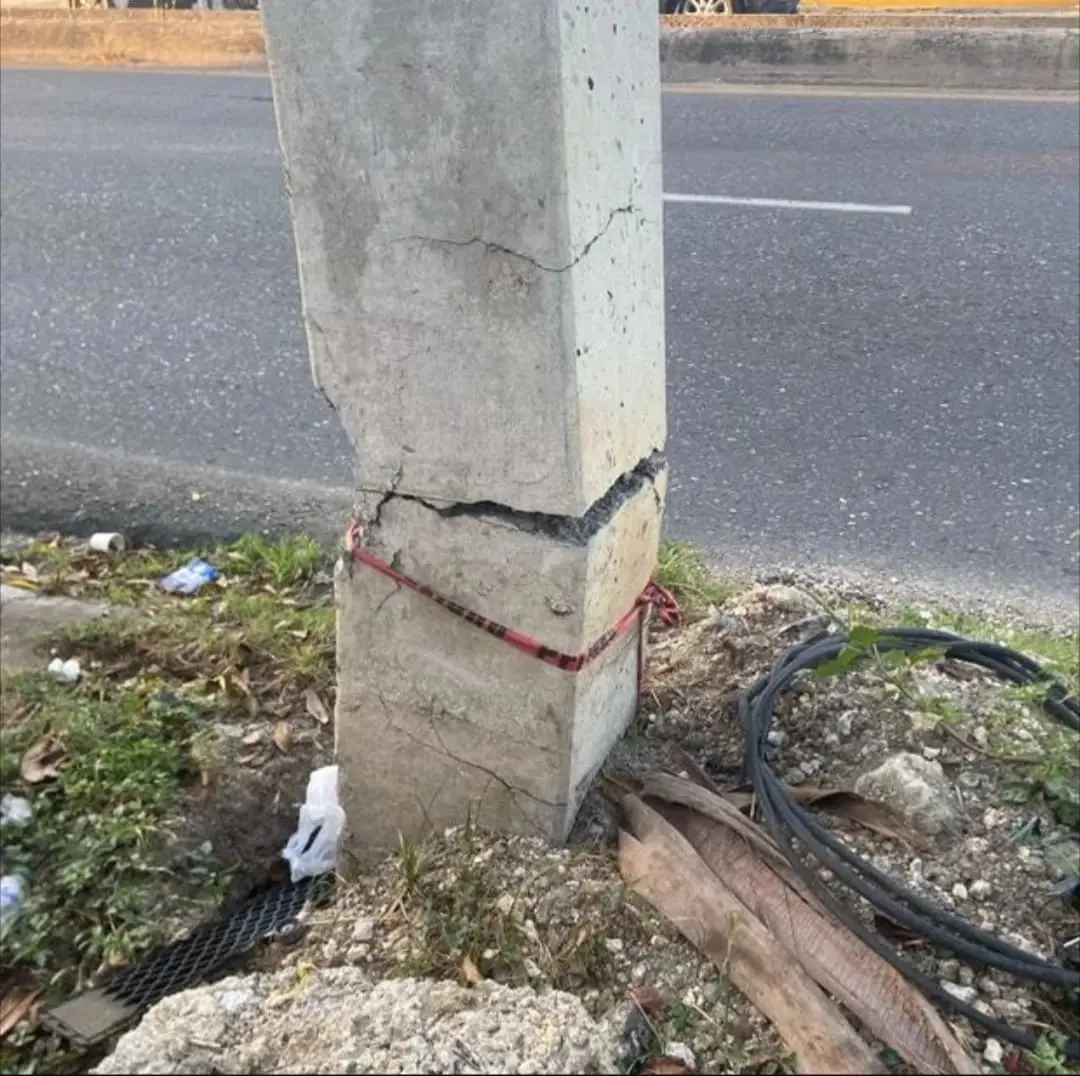 Denuncian que un poste representa un peligro en la República de Colombia