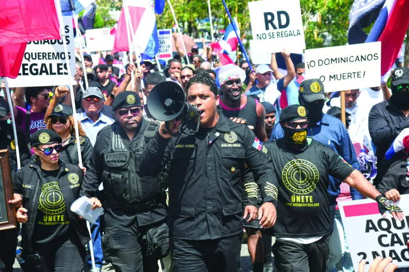 Pese a prohibición legal, grupos civiles usan uniformes de tipo militar
