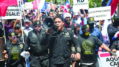 Pese a prohibici&oacute;n legal, grupos civiles usan uniformes de tipo militar