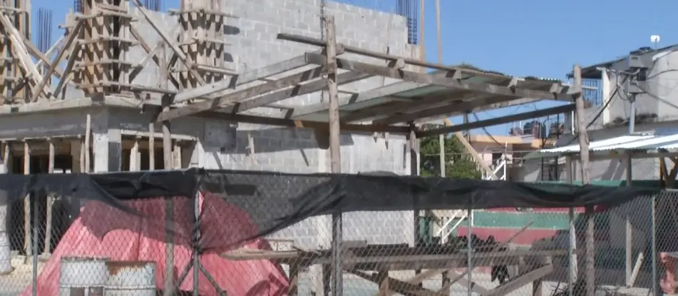 Residentes en Cristo Rey esperan se retomen los trabajos de remozamiento de una escuela