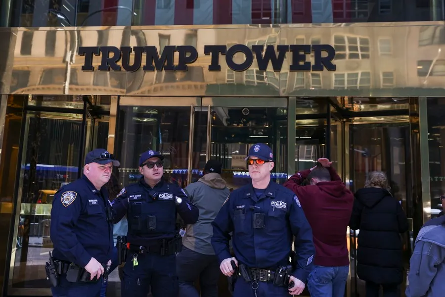 Casi 100 personas arrestadas en protesta en Torre Trump en apoyo a activista propalestino