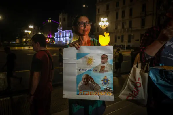 Marcha de antorchas en Buenos Aires para pedir por la salud del papa Francisco