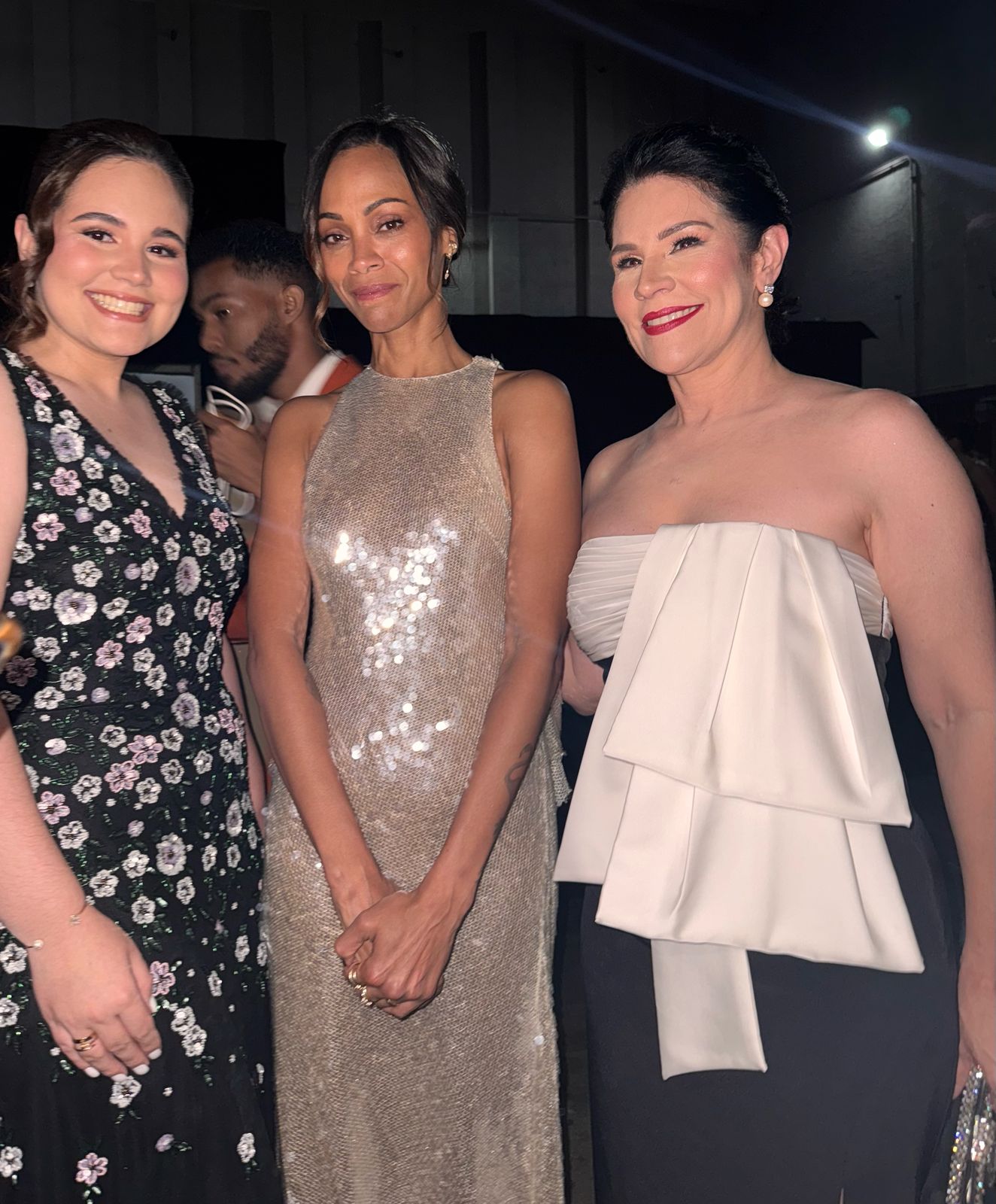 En la imagen Dominique Hasbun, Zoe Saldaña y Alicia Ortega durante la gala de los Premios Soberano 2025.