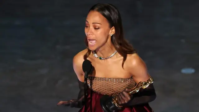 Zoe Saldaña reivindica sus raíces latinoamericanas en su discurso como ganadora del Óscar