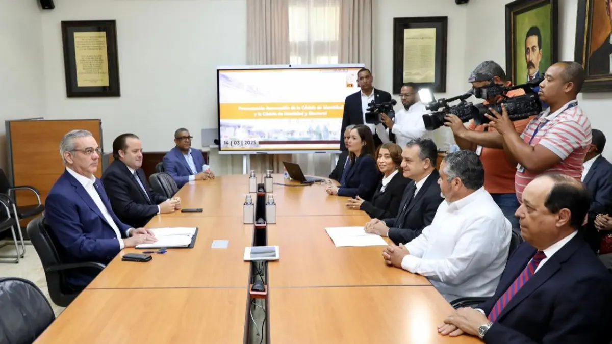 JCE presenta proyecto de cambio de cédula al presidente Abinader