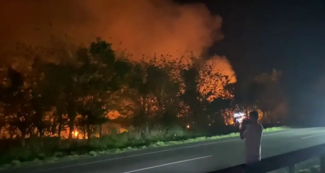 Incendio en San Pedro; temen afecten tuberías de gas soterradas