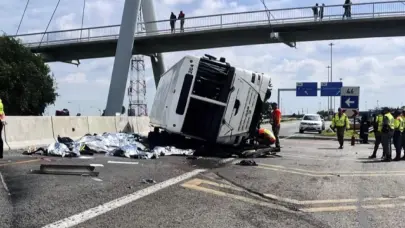 Al menos 12 muertos y 45 heridos al volcar un autobús en Sudáfrica