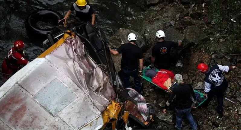 Al menos 12 muertos después de la caída de vehículo por un barranco en el norte de México