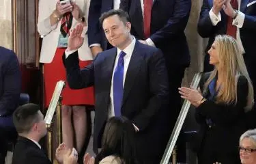 Elon Musk asiste en traje al discurso de Trump tras polémica por ropa de Zelenski