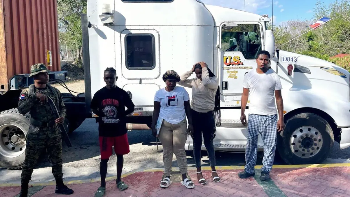 Arrestan camionero que ocultaba haitianos indocumentados en compartimentos de una patana