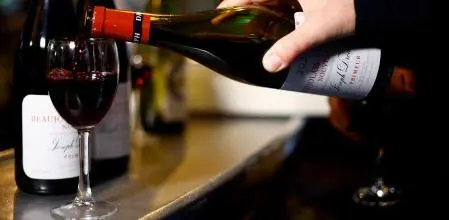 Trump amenaza con aranceles del 200 % al vino y otras bebidas alcohólicas de la UE