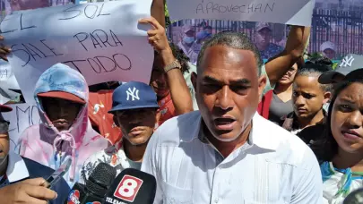 Buzos vertedero de Rafey protestan frente a Ayuntamiento de Santiago