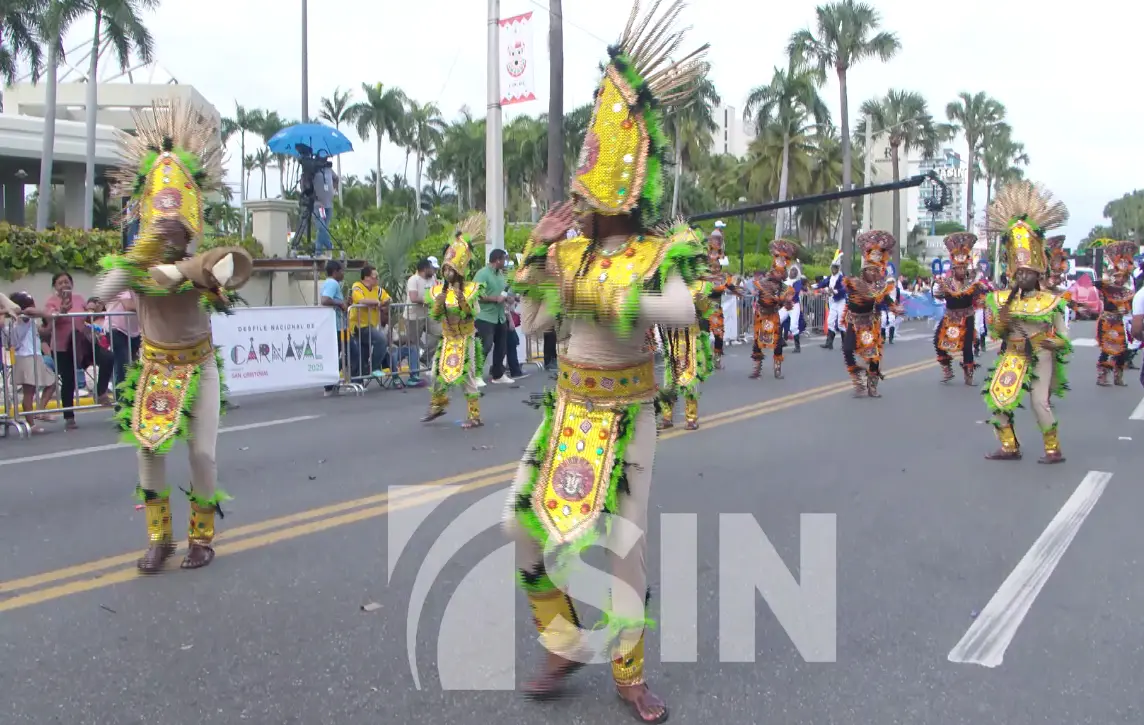 160 comparsas llenan de color el malecón en el carnaval