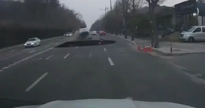 Un motociclista desaparece tras caer en un enorme socavón en Seúl