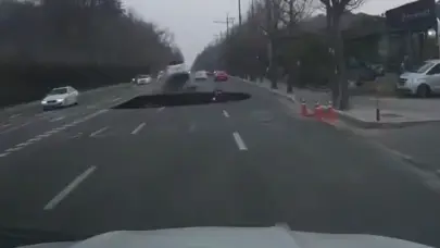 Un motociclista desaparece tras caer en un enorme socavón en Seúl