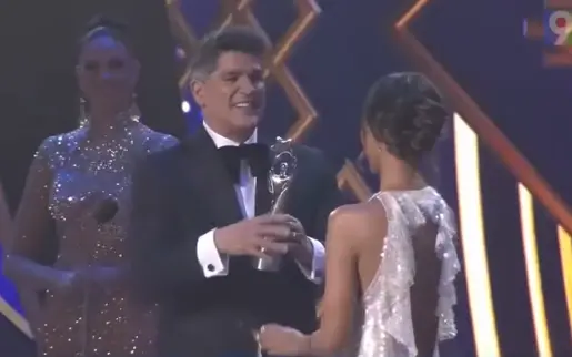 Zoe Saldaña entrega el Merenguero del año a Eddy Herrera