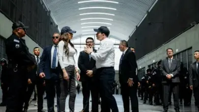 La secretaria de Seguridad de EE.UU. recorre la cárcel salvadoreña con migrantes detenidos