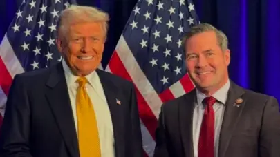 Trump apoya a su asesor de Seguridad Nacional por filtración del chat del ataque a Yemen