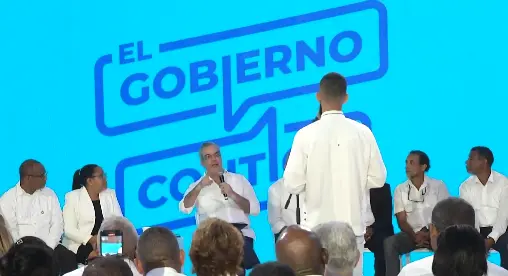 “Eso no es verdad”: Abinader niega becas universitarias sean solo para “el que está pegado”