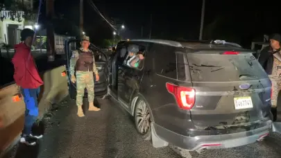 Interceptan dos jeepetas con 31 indocumentados en San Juan