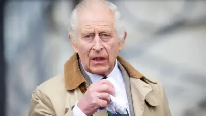 Carlos III descansa tras ser ingresado por efectos del tratamiento contra el cáncer