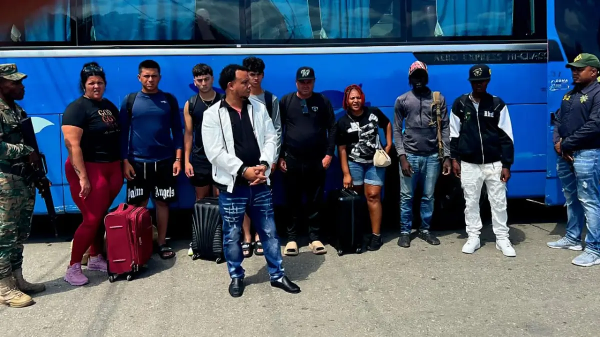 Ejército detiene a cinco cubanos y tres haitianos en estatus migratorio irregular en Loma de Cabrera