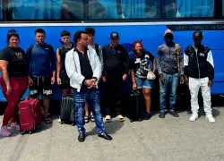 Ejército detiene a cinco cubanos y tres haitianos en estatus migratorio irregular en Loma de Cabrera