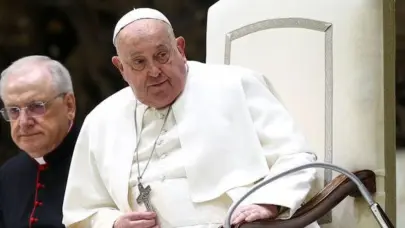 El papa Francisco se mueve como lo hacía antes y puede ir de la cama al sillón